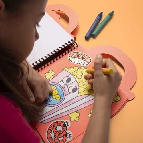 LIBRO OMY CON PINTURAS Y PEGATINAS YUMMY - Imagen 3